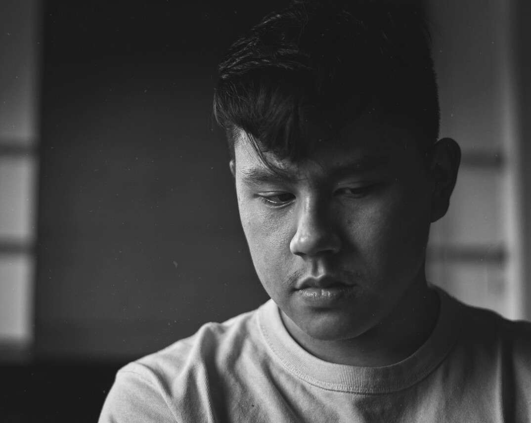 Retrato de estúdio de um homem asiático jovem com cabelo curto