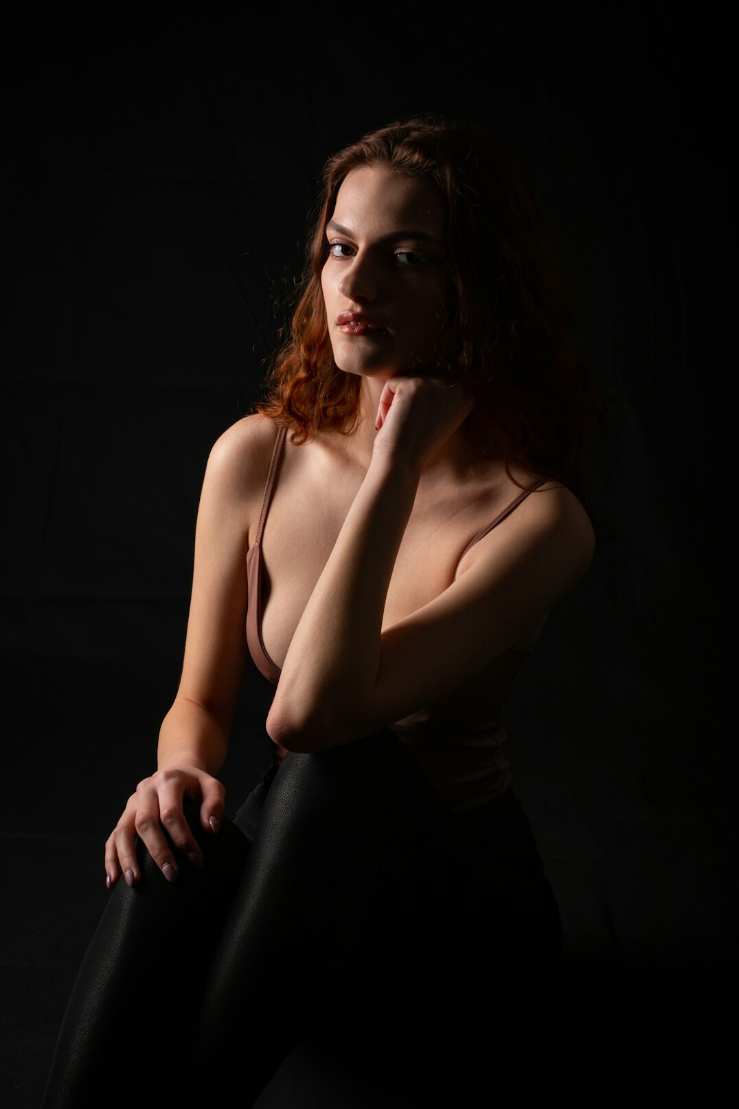 Retrato de estúdio de uma mulher caucasiana com cabelo ruivo