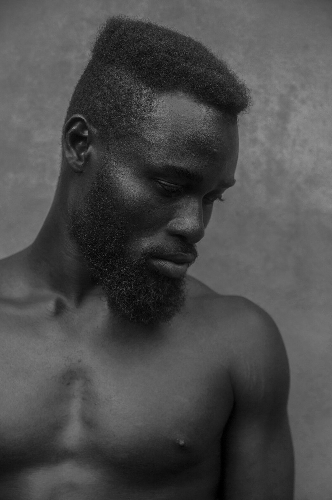 Retrato de estúdio de um homem negro com barba curta