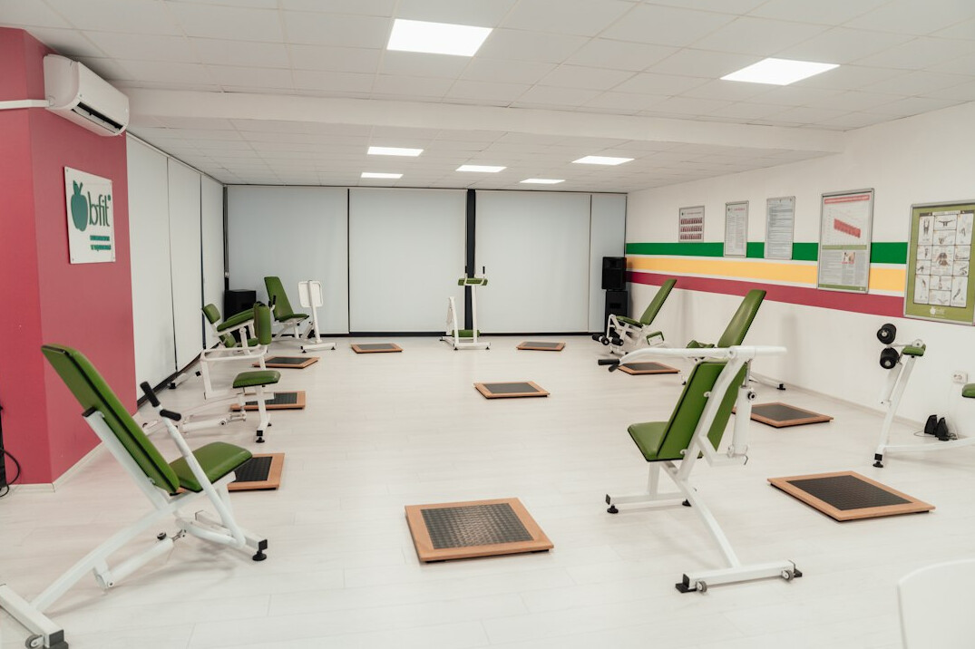 Sala de pós-produção escura com monitores de correção de cor
