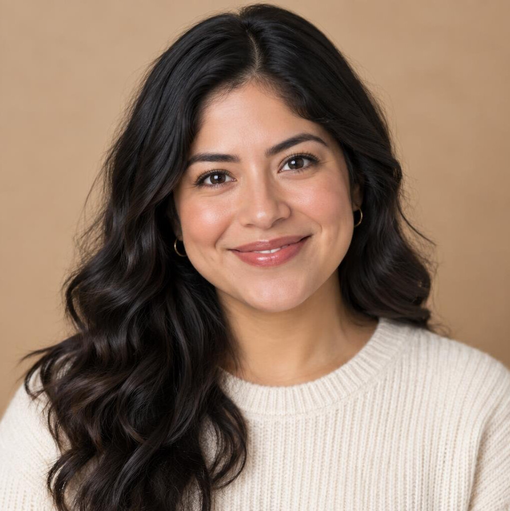 Retrato de estúdio de uma mulher latina com cabelo escuro